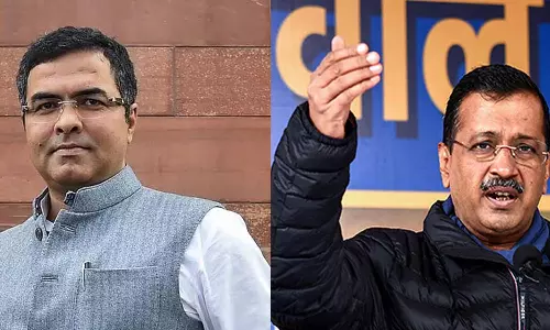 வெளிப்படையாக பணம் வினியோகம்: பாஜக வேட்பாளர் போட்டியிட தடைவிதிக்க வேண்டும்- கெஜ்ரிவால் புகார்