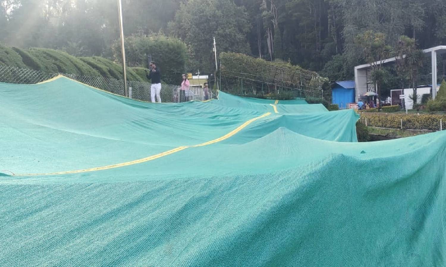 கொடைக்கானலில் தொடரும் உறைபனி: பூங்காவில் மலர் நாற்றுகளை பாதுகாக்க போர்வை