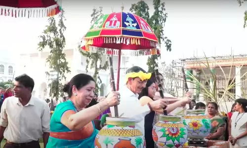 ஆளுநர் மாளிகையில் பொங்கல் விழா- பாரம்பரிய கலை நிகழ்ச்சிகளுடன் கொண்டாட்டம்