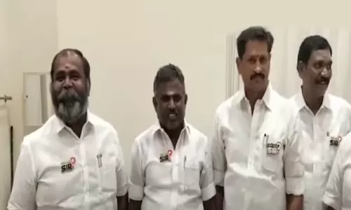 சட்டசபைக்கு வெள்ளை சட்டை அணிந்து வந்த அ.தி.மு.க.வினர்