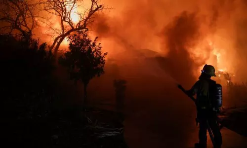 அமெரிக்காவில் கொழுந்துவிட்டு எரியும் காட்டுத்தீ- 5 பேர் உயிரிழப்பு