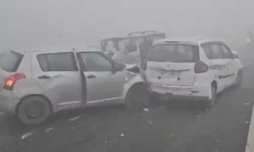 VIDEO: அடர் பனிமூட்டத்தில் கண்மண் தெரியாமல் இடித்துக்கொண்ட வாகனங்கள் - நெடுஞ்சாலையில் நடந்த விபத்து