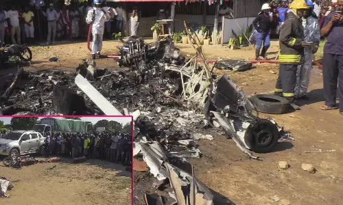 நெடுஞ்சாலையில் விழுந்து தீப்பற்றி எரிந்த விமானம்- பைக்கில் சென்ற 3 பேர் பலி