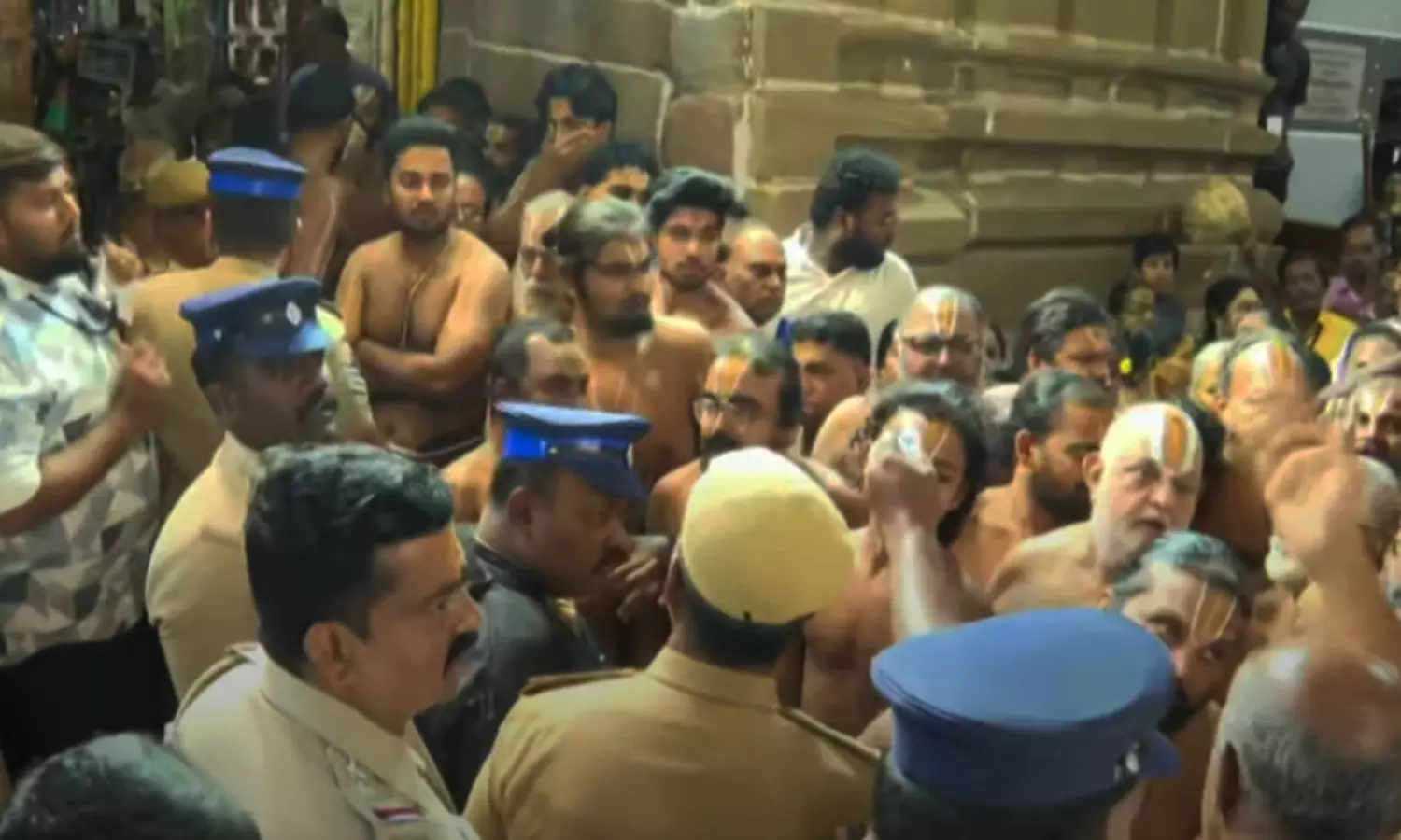 சொர்க்கவாசல் திறப்பின் போது இருபிரிவினர் இடையே வாக்குவாதம் - காஞ்சிபுரத்தில் சலசலப்பு