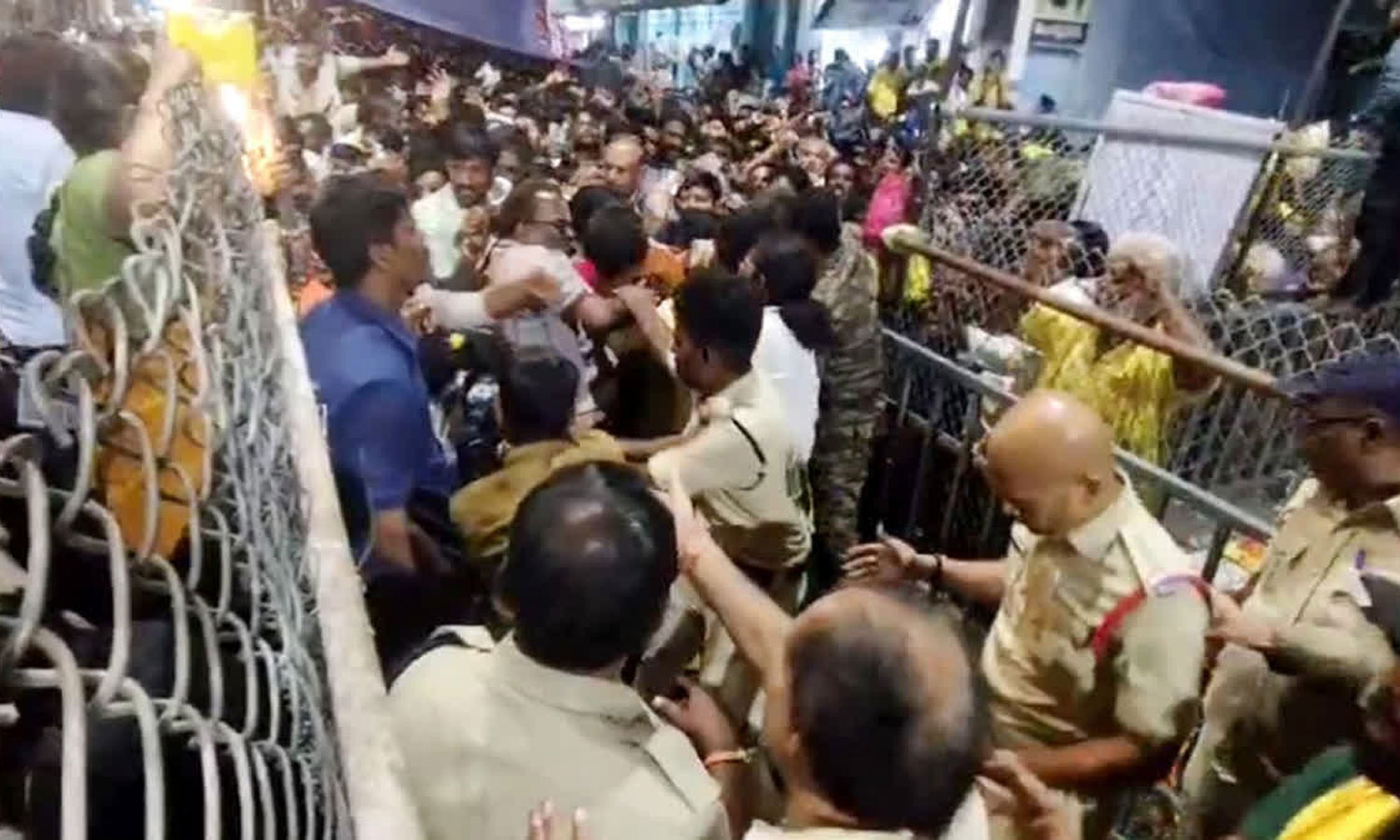 திருப்பதியில் நெரிசலில் சிக்கி 6 பேர் பலி- போலீஸ் டி.எஸ்.பி., தேவஸ்தான அதிகாரி சஸ்பெண்டு