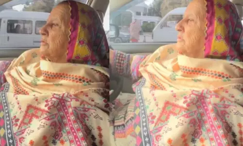 பரபரப்பான சாலையில் எவ்வித பதற்றமும் இன்றி டாக்சி ஓட்டும் மூதாட்டி