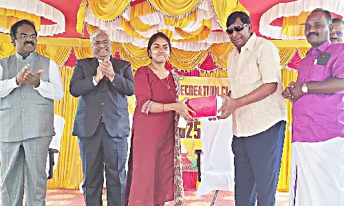 இருக்கிறவங்ககிட்ட வாங்கிக்கோங்க... ஏழைகளுக்கு வரியை பார்த்து போடுங்கள்- வடிவேலு