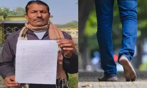 ஹெல்மட் அணியவில்லை என சாலையில் நடந்து சென்றவருக்கு அபராதம் விதித்த போலீஸ்!