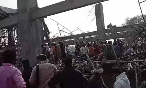 உத்தரப் பிரதேச ரெயில் நிலையத்தில் மேற்கூரை இடிந்து விபத்து.. அடியில் சிக்கிய தொழிலாளர்கள்
