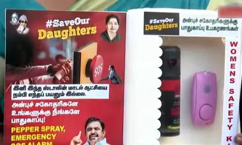 அதிமுக தலைமை அலுவலகத்தில் பெண்களுக்கு பெப்பர் ஸ்பிரே வழங்கிய இபிஎஸ்