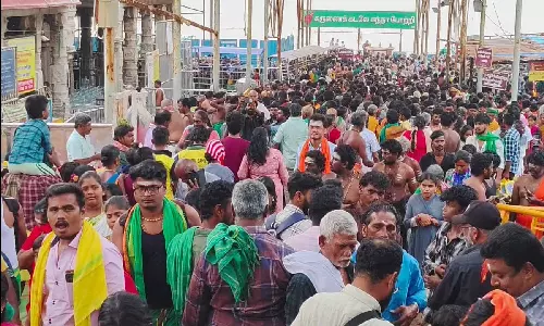 திருச்செந்தூரில் சாரை சாரையாக குவியும் பாதயாத்திரை பக்தர்கள்