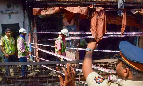 மும்பை அருகே 5 மாடி கட்டிடத்தில் தீ விபத்து: 250 பேர் வெளியேற்றம்