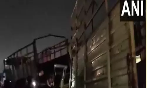 நாசிக்கில் சோகம்: இரும்புக்கம்பி ஏற்றிச்சென்ற லாரி மீது டெம்போ மோதிய விபத்தில் 8 பேர் பலி