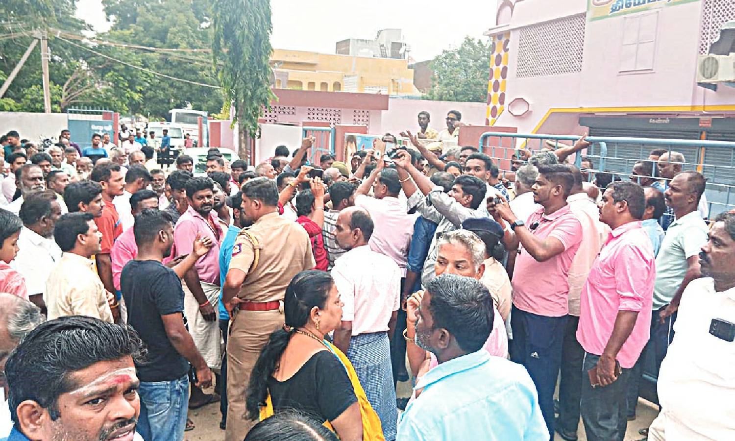 விடுதலைப்புலிகள் இயக்கத்திற்கு ஆதரவான திரைப்படம் வெளியிட `திடீர்' தடை:  போலீசாருடன் வாக்குவாதம்