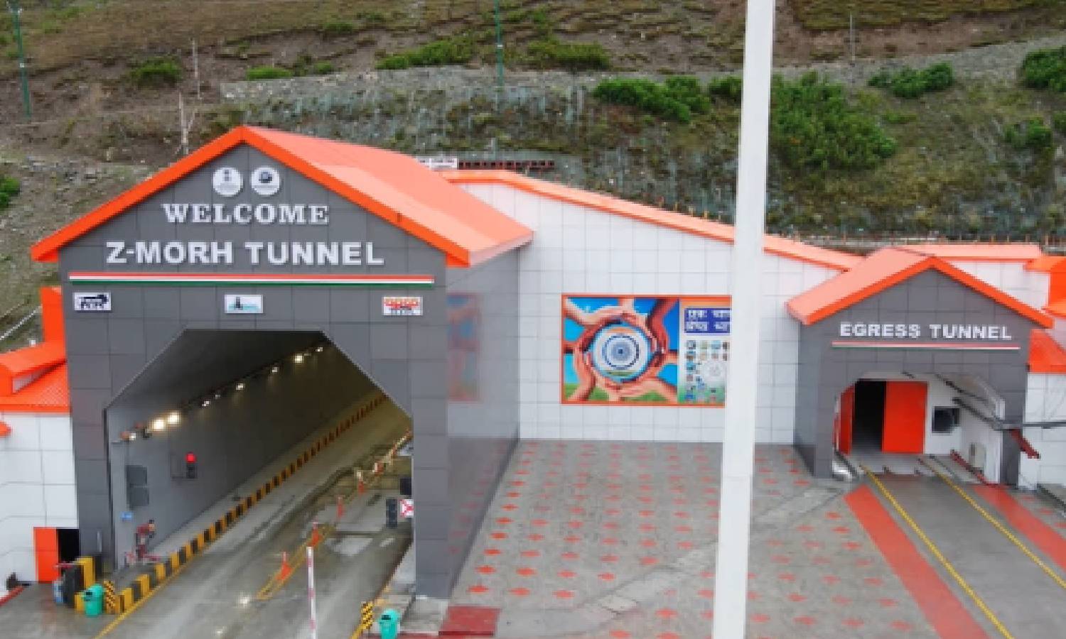 காஷ்மீரில் கட்டப்பட்ட பிராமண்ட `இசட்' வடிவ சுரங்கப்பாதை: 1 மணிநேரத்தில் ஆயிரம் வாகனங்கள் செல்லலாம்