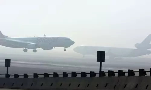 போகி பண்டிகை எதிரொலி- புகை மூட்டத்தால் விமான சேவை பாதிப்பு