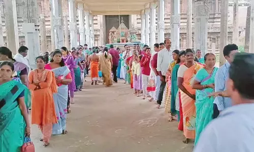 திருவாரூர் தியாகராஜசாமி கோவிலில் பாததரிசன நிகழ்ச்சி- பக்தர்கள் நீண்ட வரிசையில் நின்று சாமி தரிசனம்