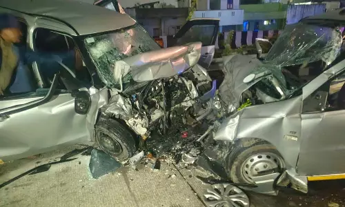 புதுச்சேரி-விழுப்புரம் சாலை மேம்பாலத்தில் கார்கள் மோதல்: போலீஸ்காரர் உள்பட 4 பேர் பலி