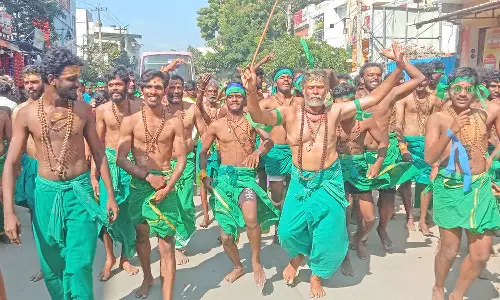 திருச்செந்தூர் கோவிலில் பல்லாயிரக்கணக்கான பக்தர்கள் குவிந்தனர்