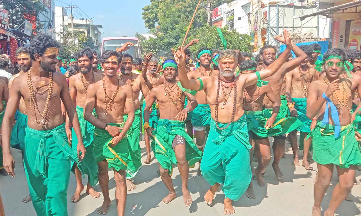 திருச்செந்தூர் கோவிலில் பல்லாயிரக்கணக்கான பக்தர்கள் குவிந்தனர்