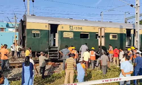 விழுப்புரம்- புதுச்சேரி ரெயிலின் 5 பெட்டிகள் தடம் புரண்டு விபத்து: காயமின்றி தப்பித்த பயணிகள்