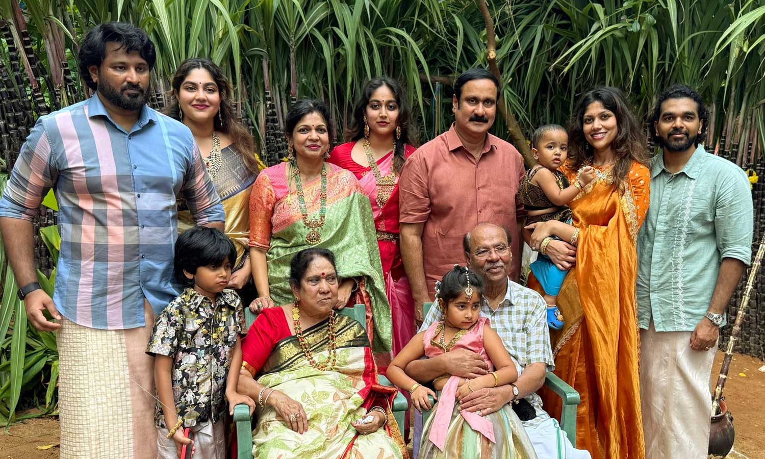 தைலாபுரத்தில் குடும்பத்தினருடன் பொங்கல் விழாவை கொண்டாடிய பாமக நிறுவனர் ராமதாஸ்