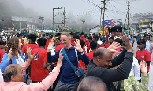 குன்னூரில் உள்ளூர் மக்களுடன் நடனமாடி பொங்கல் கொண்டாடிய வெளிநாட்டு சுற்றுலா பயணிகள்