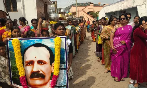 முல்லைப்பெரியாறு அணையை கட்டிய பென்னிகுவிக் பிறந்தநாளில் பொங்கல் வைத்து கிராம மக்கள் உற்சாகம்