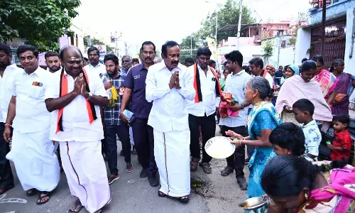 ஈரோடு கிழக்கு தொகுதியில் 2-வது நாளாக பிரசாரம்- வீடு வீடாக சென்று தி.மு.க சாதனை கூறி வாக்கு சேகரிப்பு