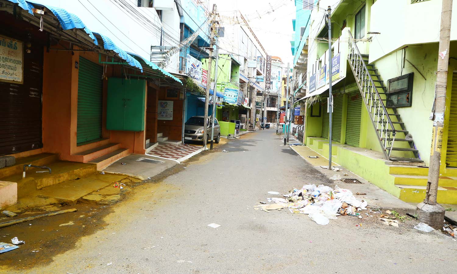 தொழிலாளர்கள் சொந்த ஊர்களுக்கு சென்றதால் திருப்பூரில் வெறிச்சோடிய சாலைகள்