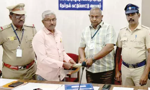 தேர்தல் பறக்கும் படையினர் சோதனை: காரில் கொண்டு வந்த ரூ.1 லட்சம் பறிமுதல்