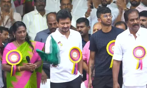 உலக புகழ்பெற்ற அலங்காநல்லூர் ஜல்லிக்கட்டு - துணை முதல்வர் உதயநிதி ஸ்டாலின் தொடங்கி வைத்தார்