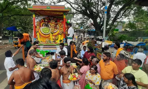 திருவண்ணாமலையில் அண்ணாமலையார் கிரிவலம்- வழிநெடுகிலும் பக்தர்கள் தரிசனம்