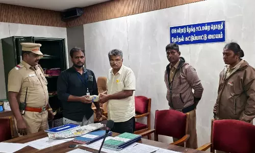 2 மாட்டு வியாபாரிகளிடம் ரூ.4.20 லட்சம் பறிமுதல்- பறக்கும் படையினர் நடவடிக்கை