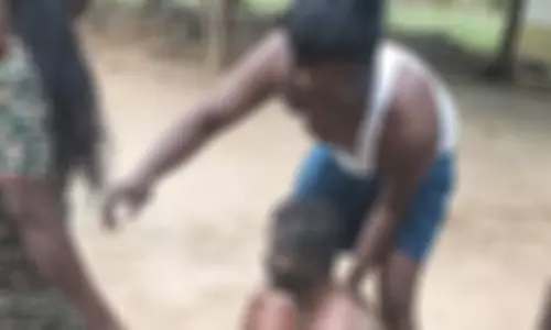 ஊரை விட்டு ஒதுக்கி வைத்ததால்- தீக்குளிக்க முயன்ற மாற்றுத்திறனாளிக்கு ஆஸ்பத்திரியில் சிகிச்சை