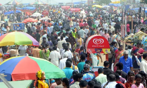 இன்று காணும் பொங்கல் கொண்டாட்டம்- மெரினாவில் லட்சக்கணக்கான பொதுமக்கள் திரண்டனர்