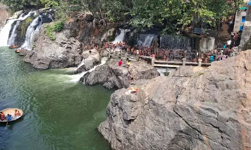 ஒகேனக்கலில் குவிந்த சுற்றுலா பயணிகள்