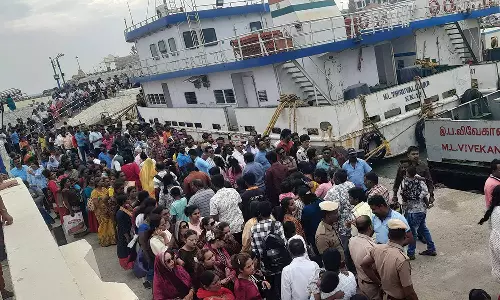 கன்னியாகுமரியில் அலைமோதிய சுற்றுலா பயணிகள் கூட்டம்