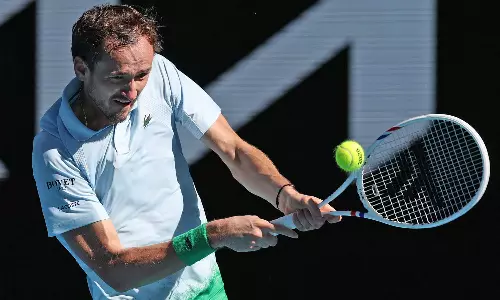 ஆஸ்திரேலிய ஓபன் டென்னிஸ்: 2வது சுற்றில் அதிர்ச்சி தோல்வி அடைந்த ரஷிய வீரர்