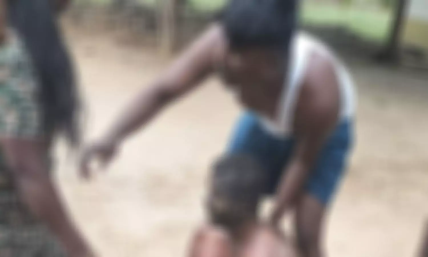 ஊரை விட்டு ஒதுக்கி வைத்ததால்- தீக்குளிக்க முயன்ற மாற்றுத்திறனாளிக்கு ஆஸ்பத்திரியில் சிகிச்சை ஊரை விட்டு ஒதுக்கி வைத்ததால்- தீக்குளிக்க முயன்ற மாற்றுத்திறனாளிக்கு ஆஸ்பத்திரியில் சிகிச்சை