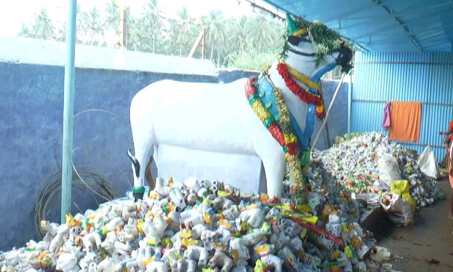 ஆல்கொண்டமால் கோவிலில் உருவார பொம்மைகள் வைத்து பக்தர்கள் வழிபாடு