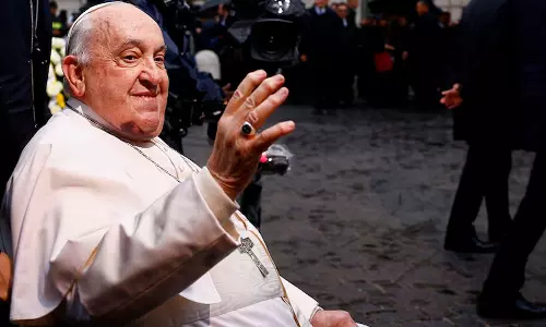 போப் பிரான்சிஸ் தவறி விழுந்து காயம்