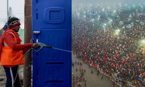 துப்புரவு தொழிலாளர்களுக்கு அரசியலமைப்பு சட்ட நகல்களை விநியோகித்த பா.ஜ.க. - ஏன் தெரியுமா?