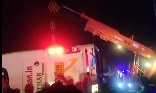 திருப்பதியில் இருந்து வந்த மதுரை ஆம்னி பஸ் கவிழ்ந்து 4 பேர் பலி