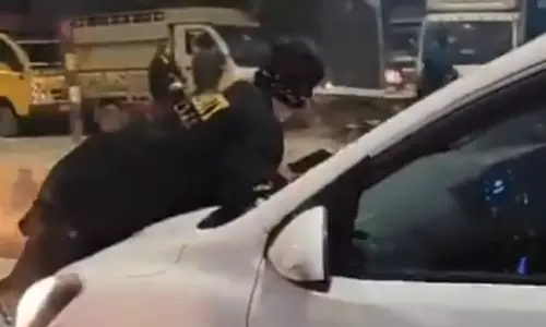 VIDEO: காதலனுடன் காரில் சென்ற மனைவி.. பல கிலோமீட்டர் பானட்டில் தொங்கிய கணவன்