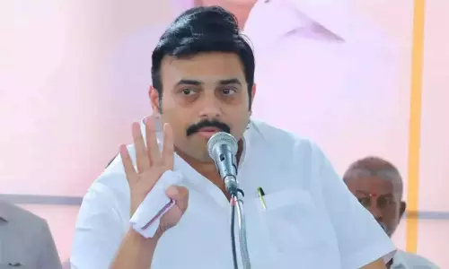 பள்ளத்தில் நிற்போரைப் படிகளில் ஏற்றிய திராவிட மாடல் அரசு: அமைச்சர் மதிவேந்தன்