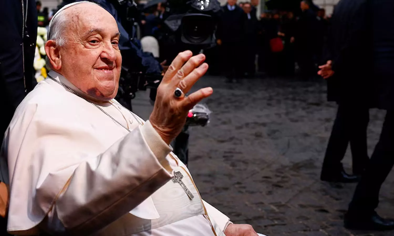 போப் பிரான்சிஸ் தவறி விழுந்து காயம் போப் பிரான்சிஸ் தவறி விழுந்து காயம்