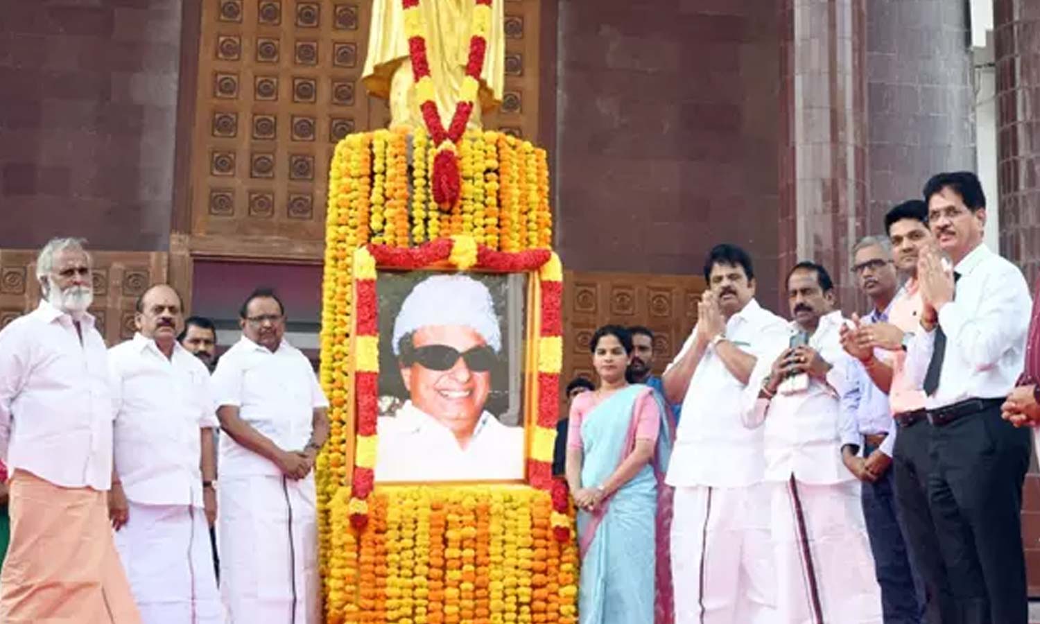 எம்.ஜி.ஆரின் 108-வது பிறந்தநாள்: தமிழக அரசு சார்பில் மரியாதை