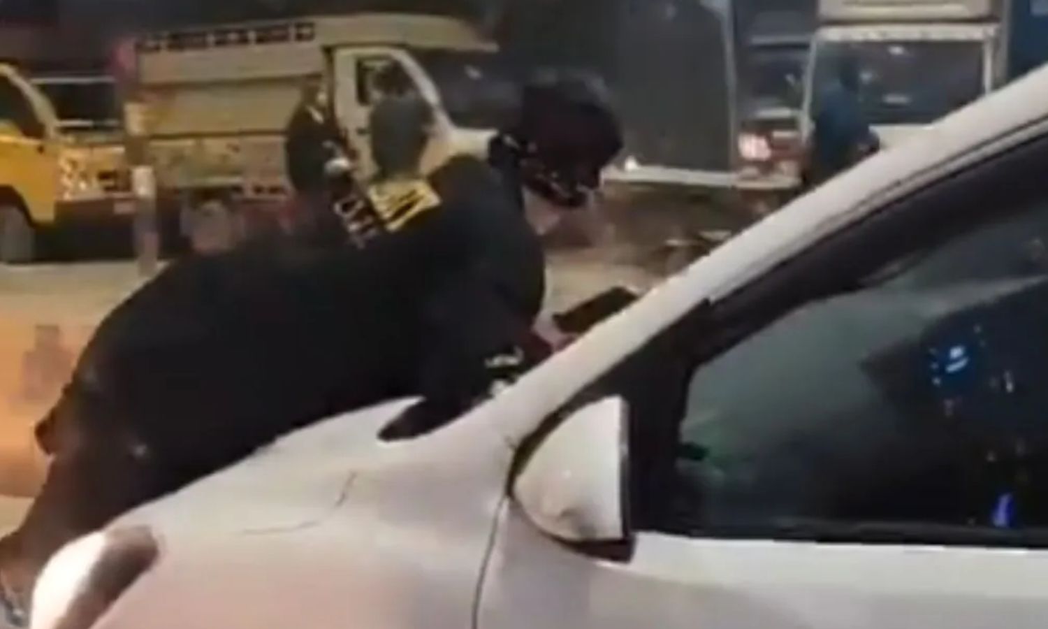 VIDEO: காதலனுடன் காரில் சென்ற மனைவி.. பல கிலோமீட்டர் பானட்டில் தொங்கிய கணவன்