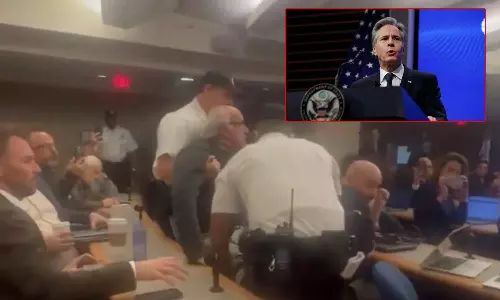 ஆண்டனி பிளிங்கனை இனப்படுகொலை செயலாளர், கிரிமினல் என செய்தியாளர் குற்றம்சாட்டியதால் பரபரப்பு